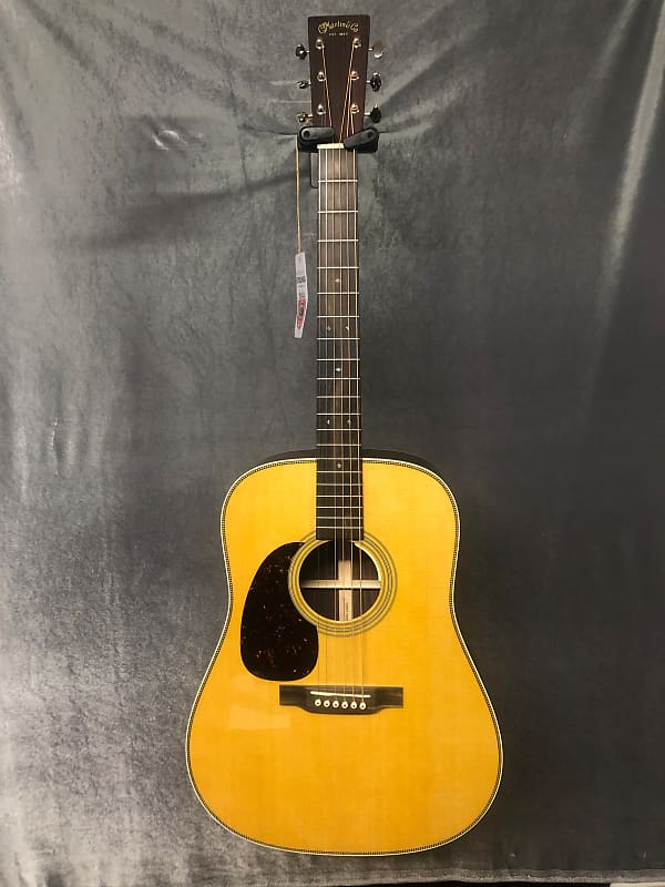 Акустическая электрическая гитара Martin HD28E для левшей (LR Baggs) с жестким футляром HD28E Left Handed Acoustic Electric (LR Baggs) Guitar with Hard Case