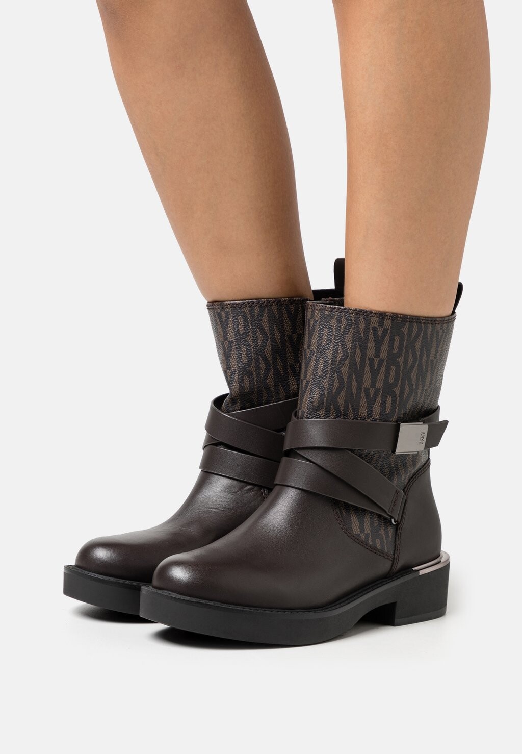 

Ботильоны на платформе TAETA STRAPPY BOOTIE DKNY, коричневый