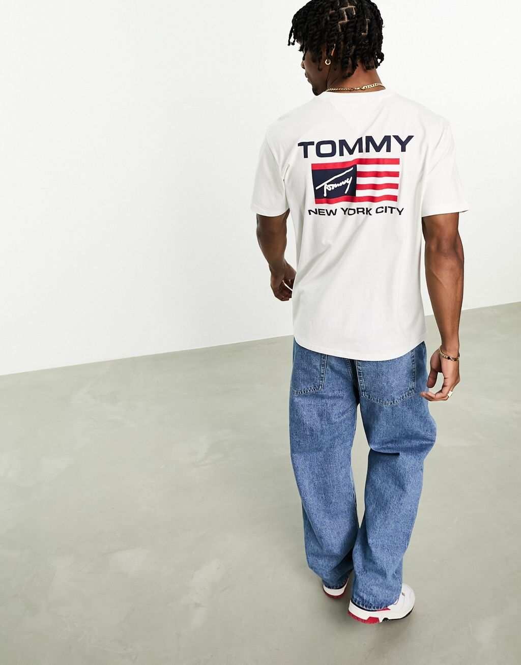 

Белая классическая спортивная футболка с флагом Tommy Jeans