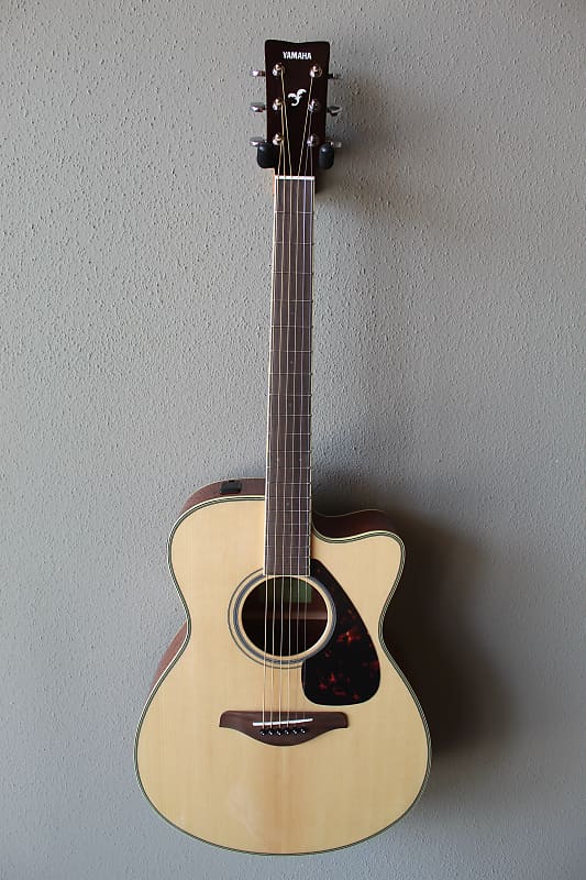 Абсолютно новая акустическая/электрическая гитара со стальными струнами Yamaha FSX820C с чехлом для переноски
