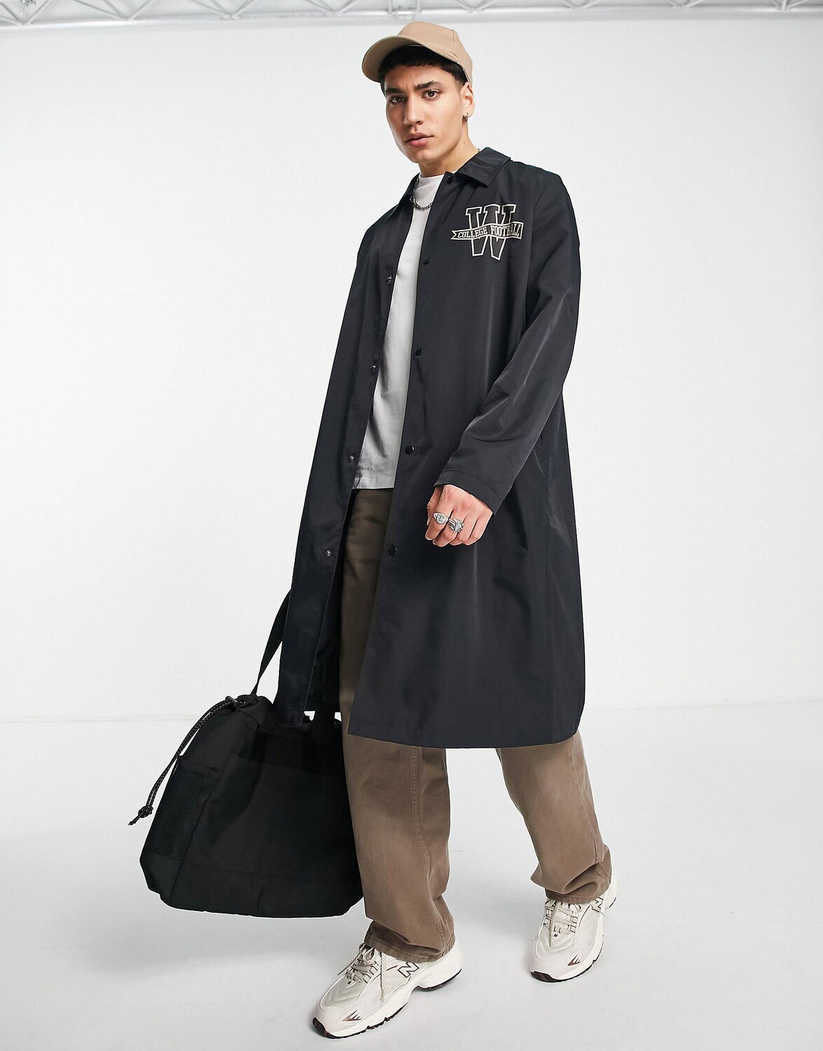 

Черная спортивная куртка oversize с университетским принтом ASOS DESIGN, Черный