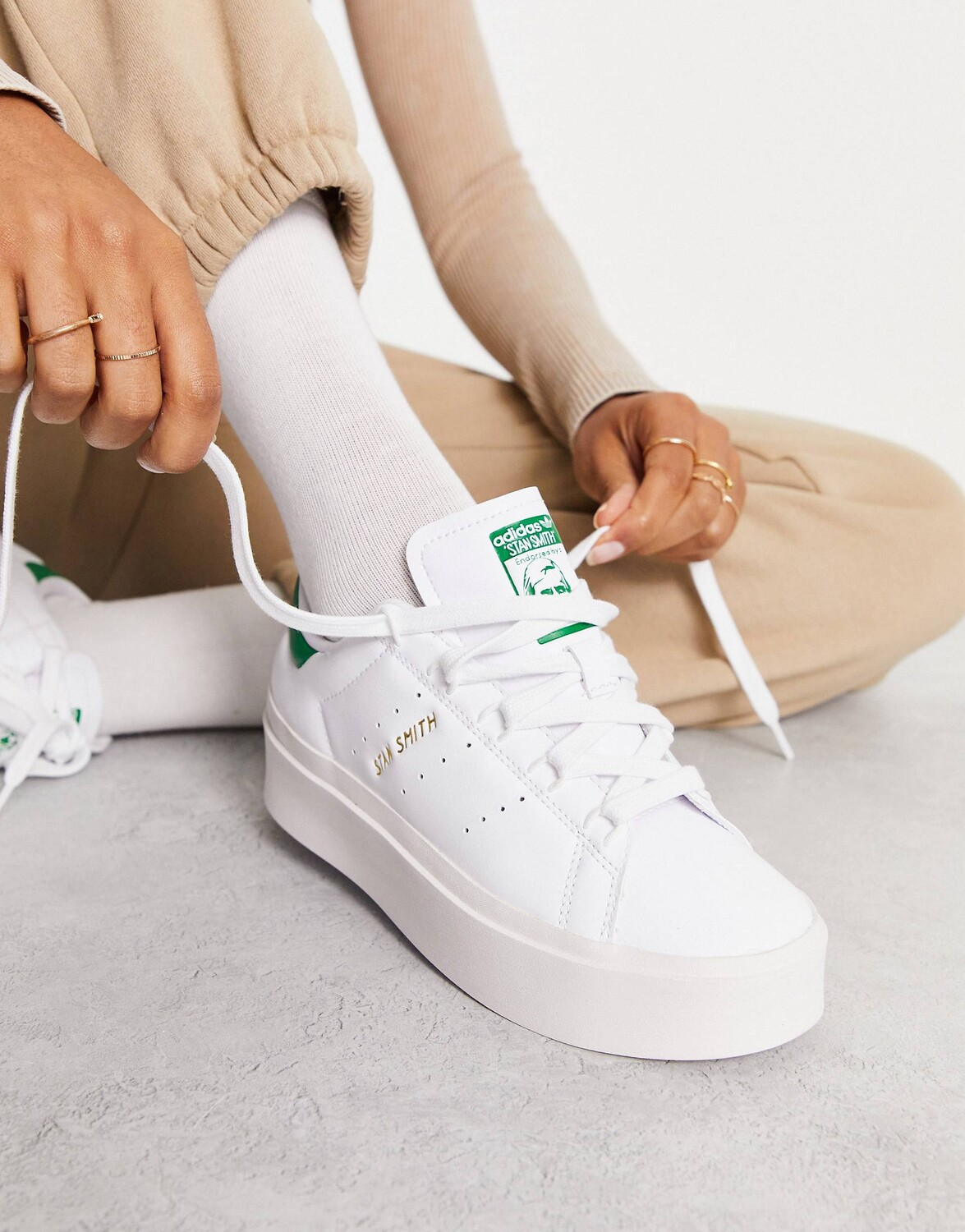 

Бело-зеленые кроссовки на платформе adidas Originals Stan Smith Bonega