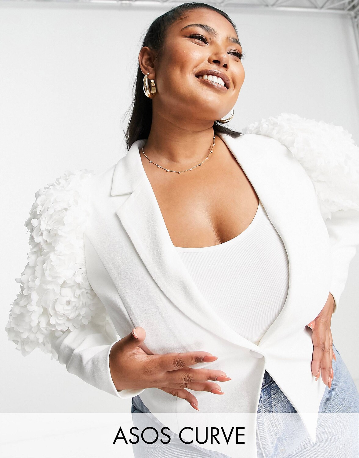 

Белый пиджак с объемным цветочным принтом на рукавах ASOS LUXE Curve