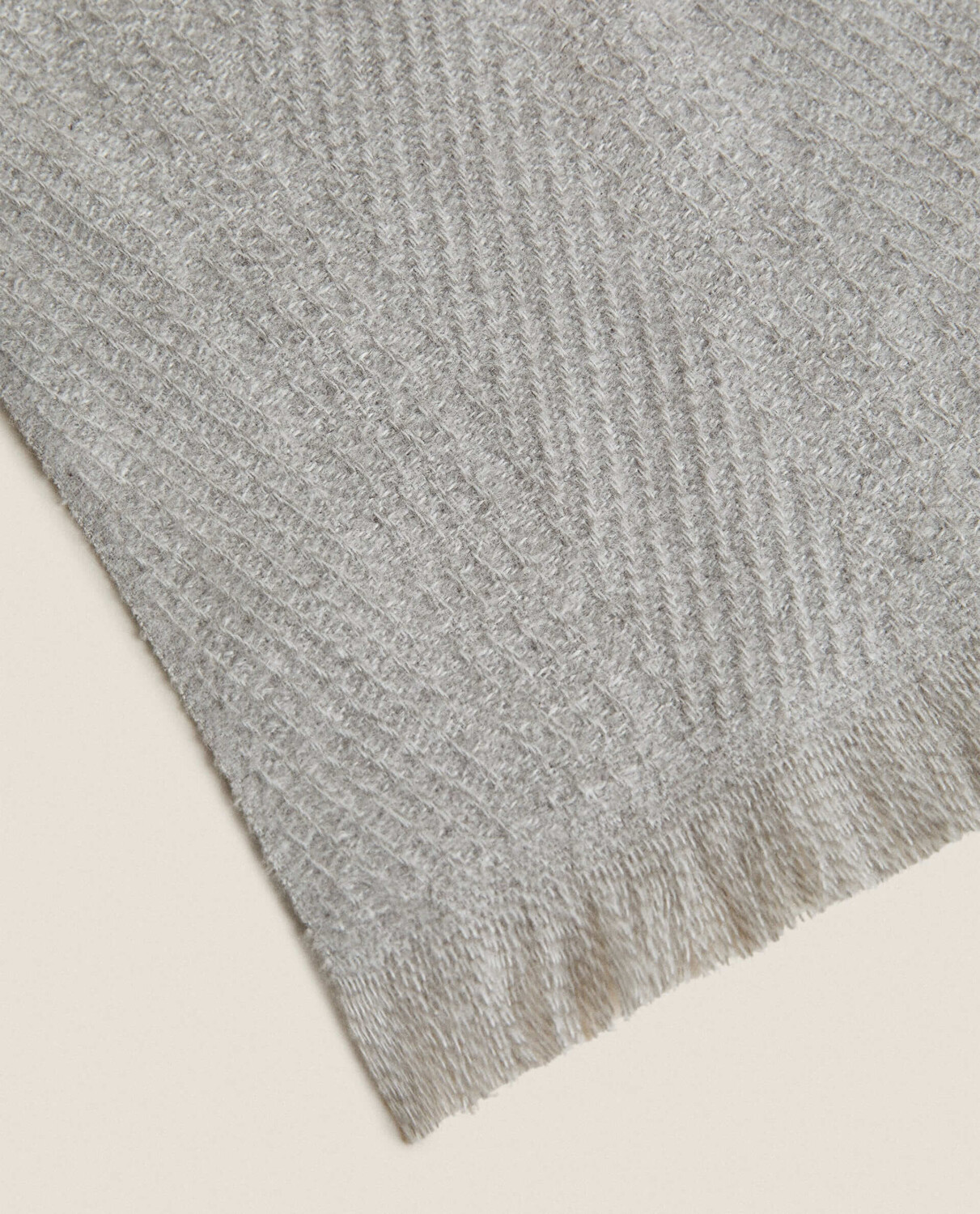 Плед Zara Home Fringed Herringbone, жемчужно-серый – купить из-за ...