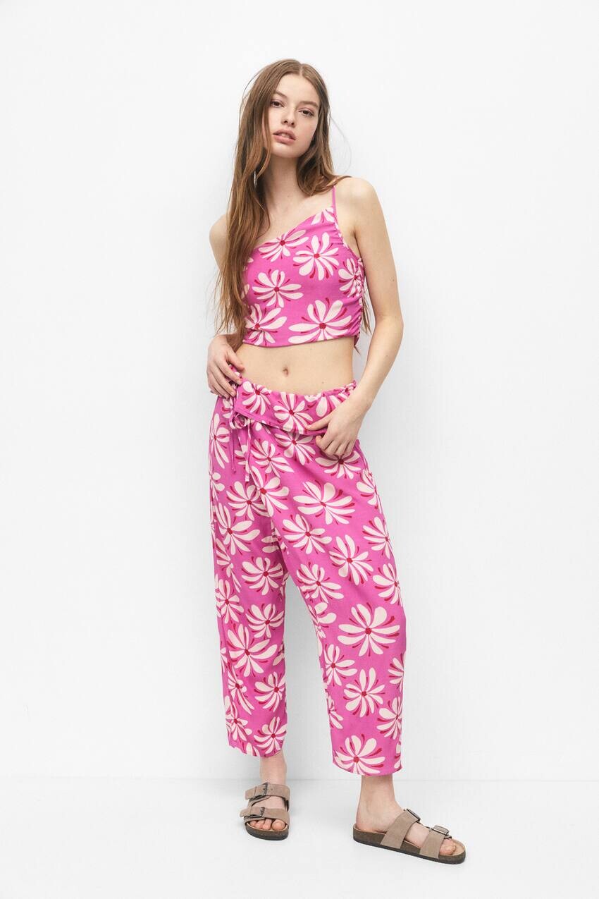 

Мешковатые брюки с цветочным принтом Pull&Bear, розовый