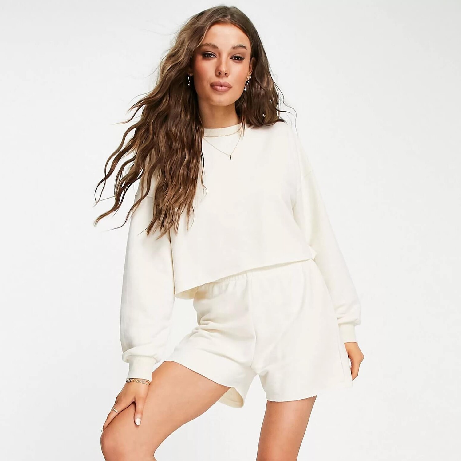 

Комплект укороченный свитшот и шорты Pull&Bear, 2 предмета, светло-бежевый