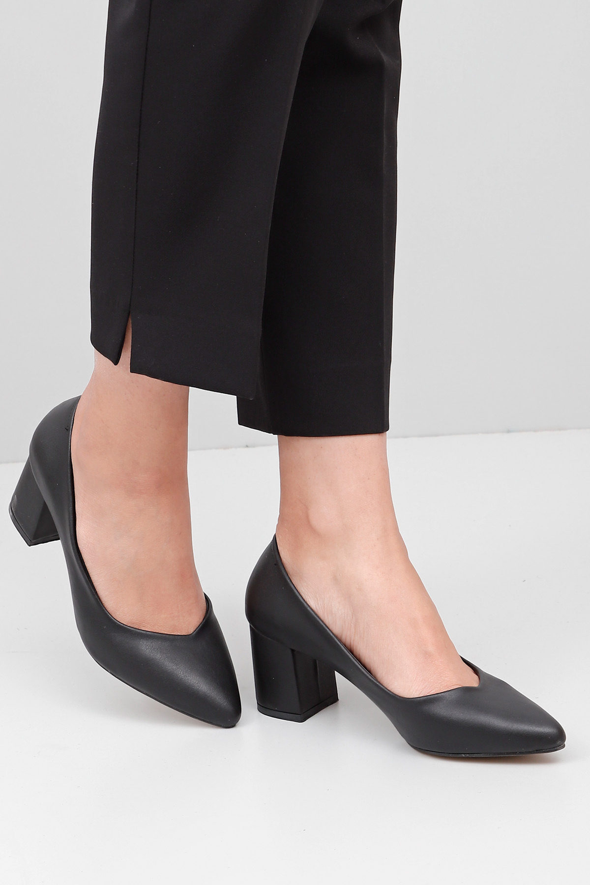 цена Черные женские туфли на толстом каблуке с острым носком 38918 GÖNDERİ(R), черный