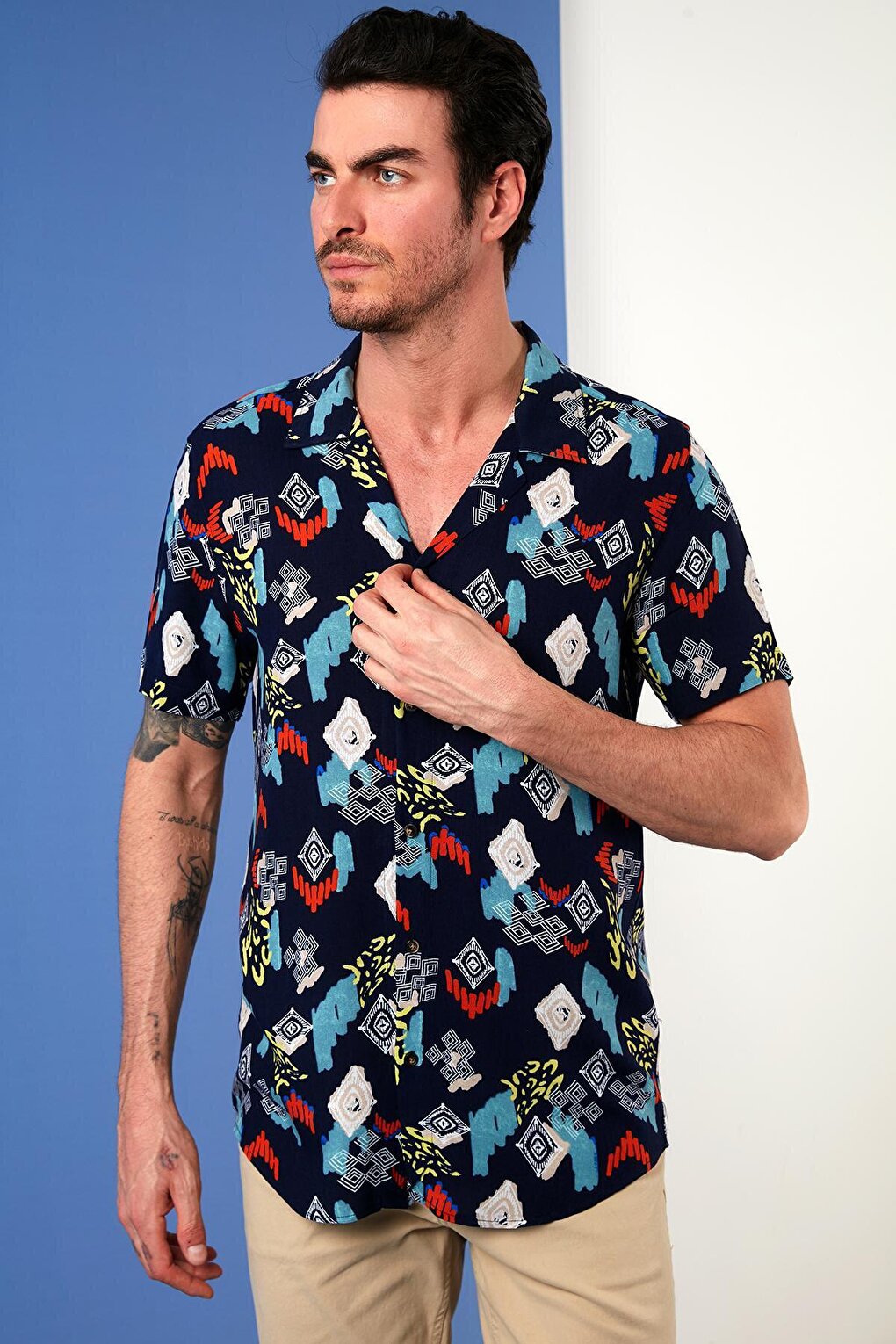 цена Рубашка стандартного кроя с короткими рукавами и открытым воротником с рисунком CF21S114293 Buratti, темно-синий-оранжевый