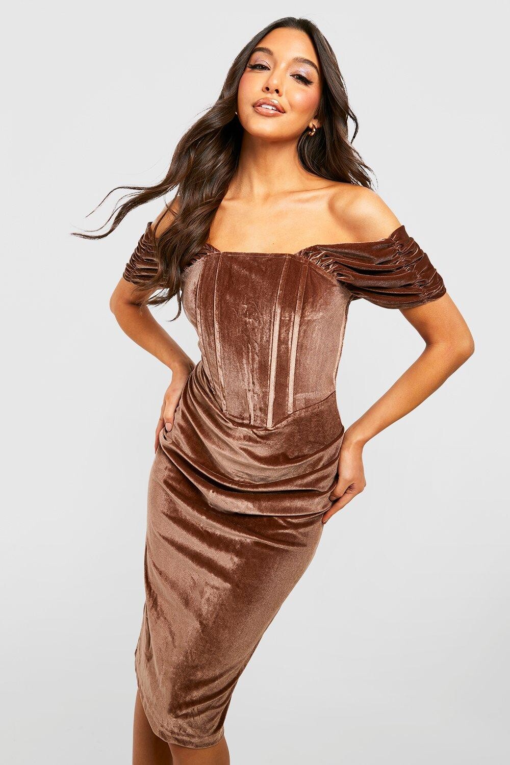 

Платье с открытыми плечами из бархатного корсета Boohoo, мокка