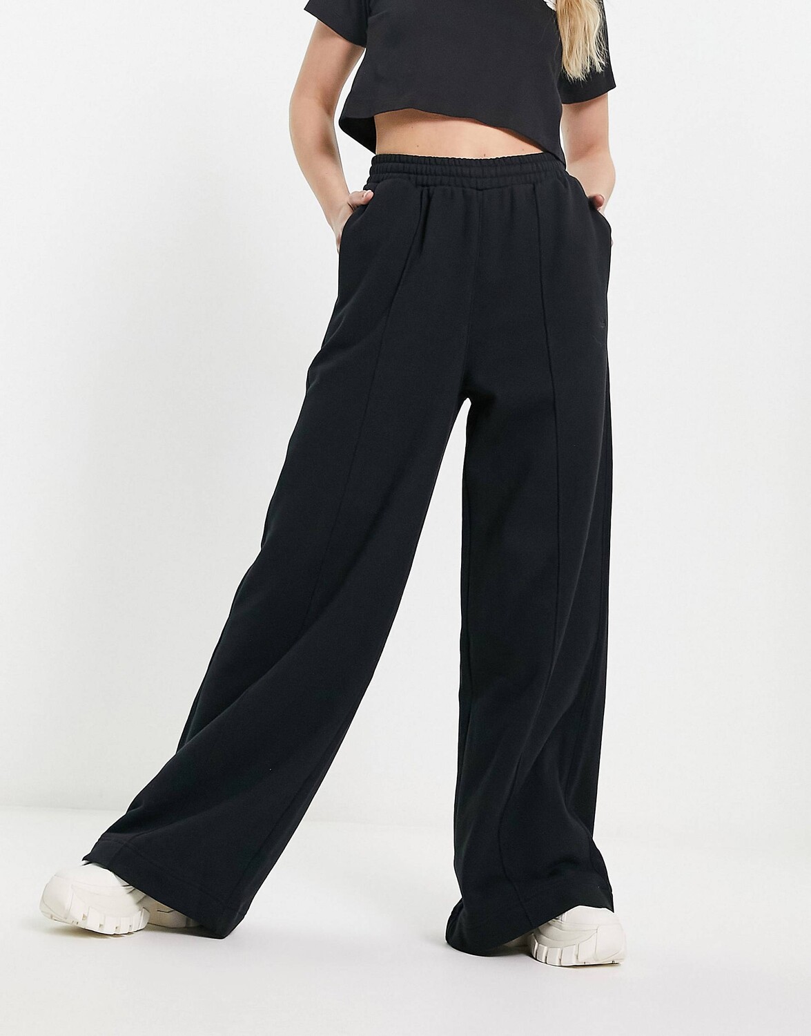 

Черные широкие джоггеры adidas Originals Premium Essentials