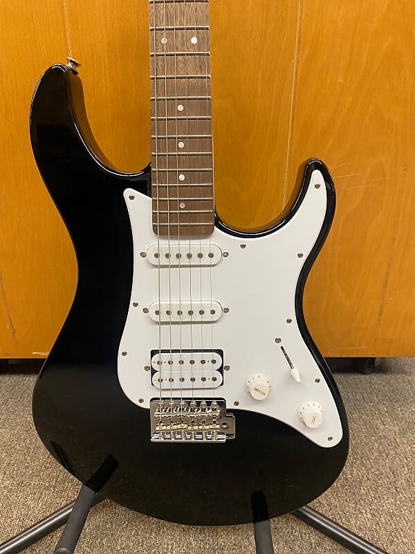 

Электрогитара Yamaha PAC012 Pacifica Series HSS, черная PAC012 Pacifica Series HSS Electric Guitar