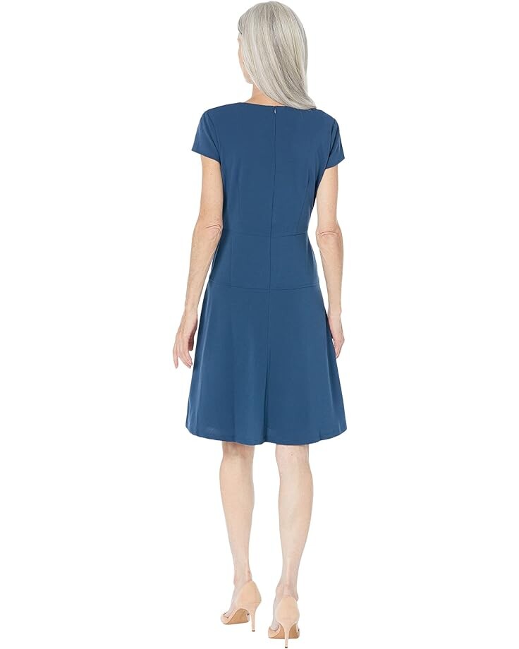 

Платье Maggy London Cap Sleeve Mini Dress with Skirt Yoke, цвет Moonlit OC