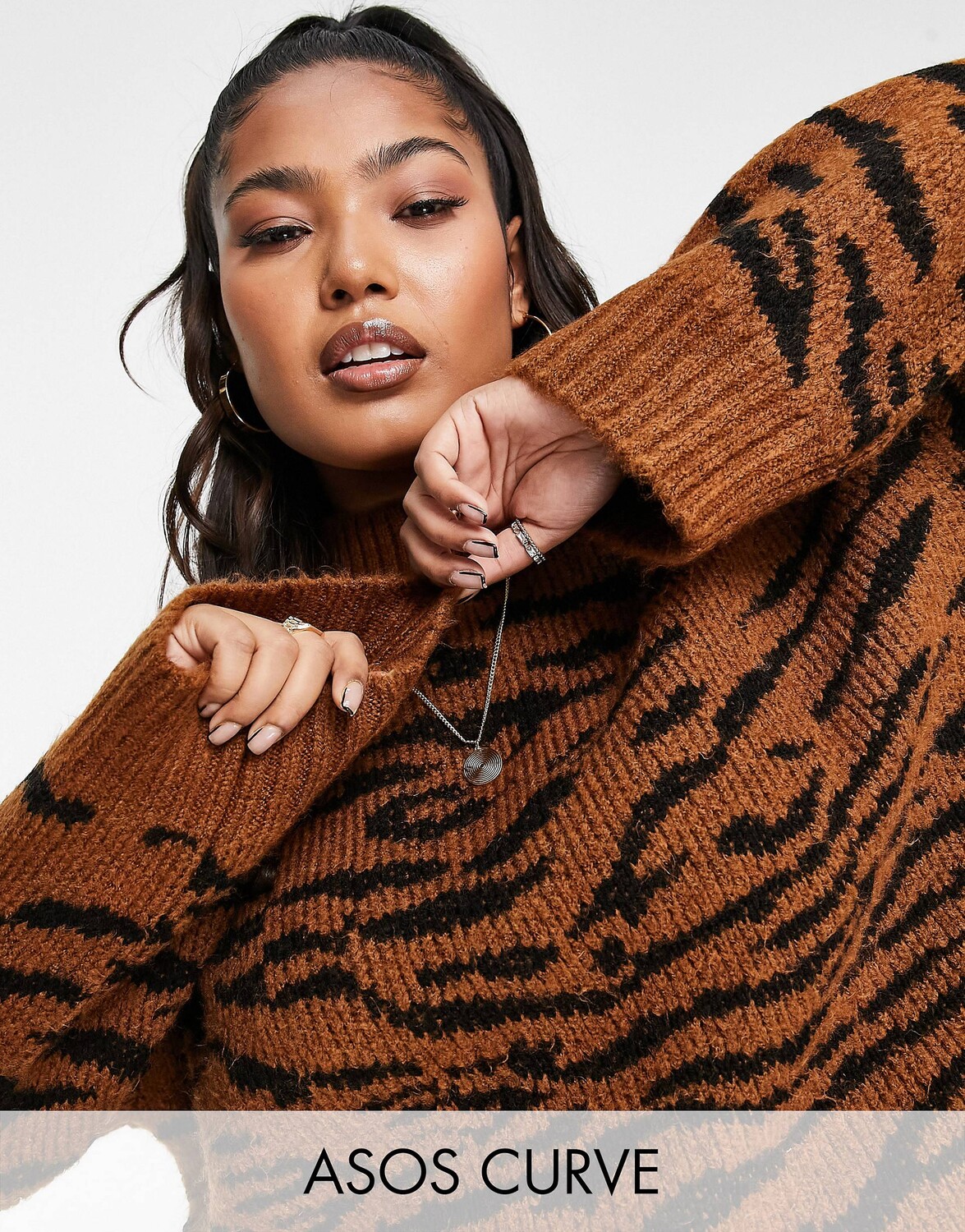

Джемпер с высоким воротником и тигровым принтом ASOS DESIGN Curve, Коричневый