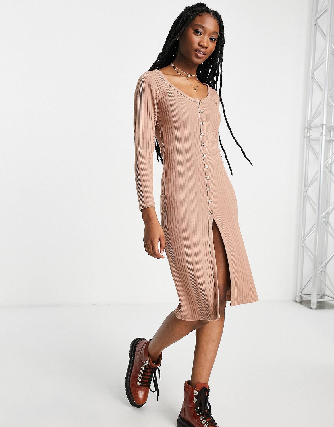

Платье миди цвета мокко с длинными рукавами и пуговицами Miss Selfridge через кардиган