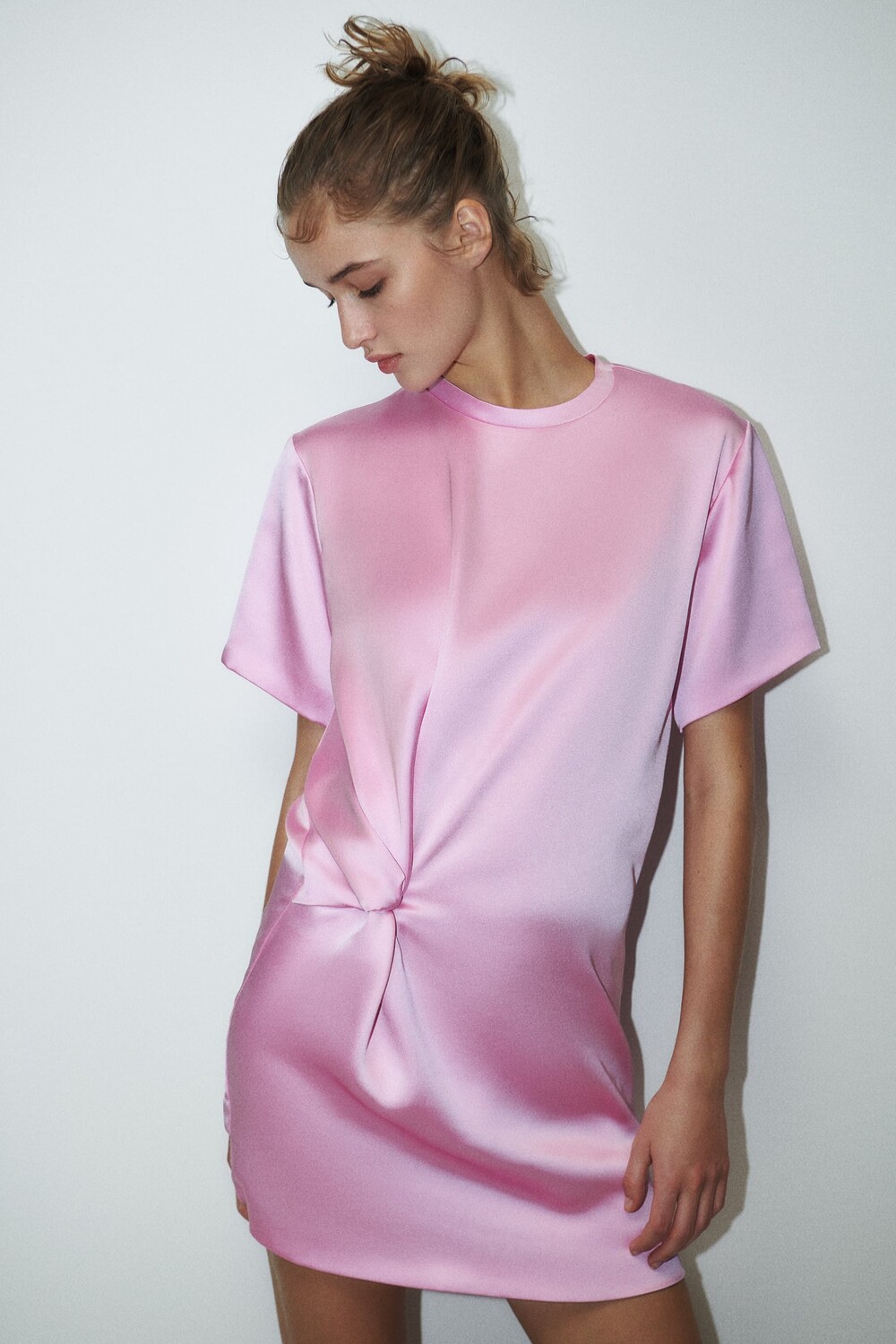 

Короткое атласное платье ZARA, розовый
