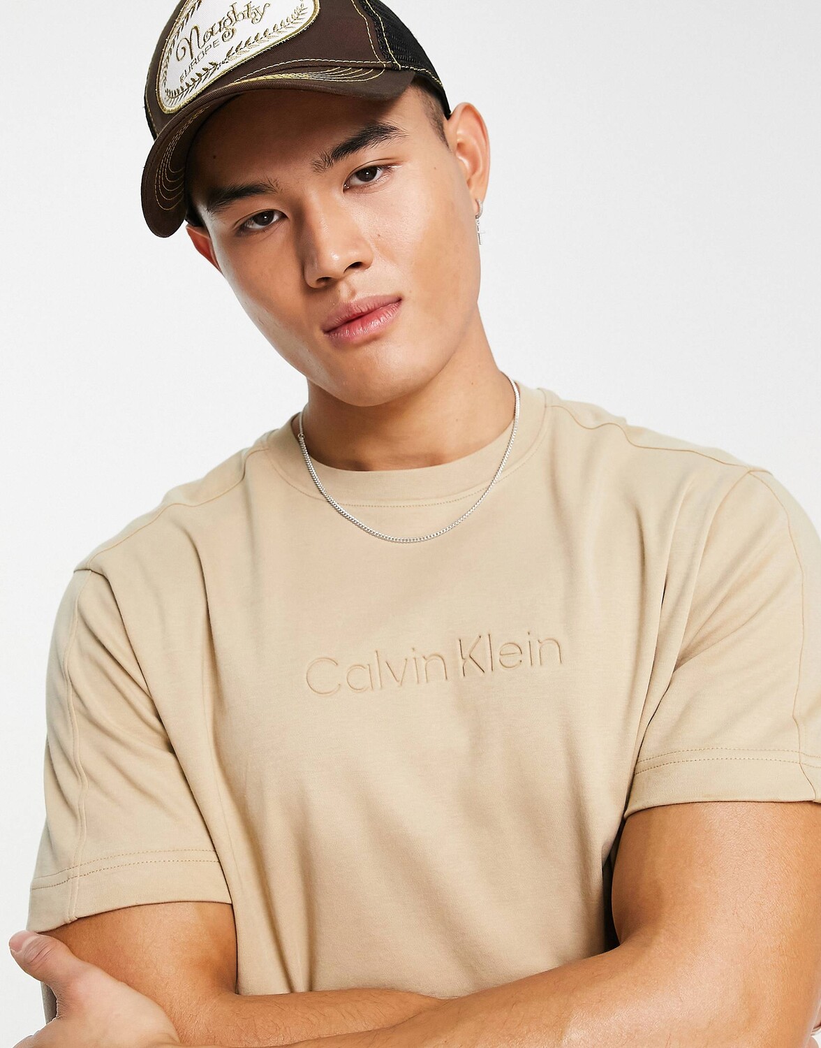 

Бежевая футболка с логотипом Calvin Klein