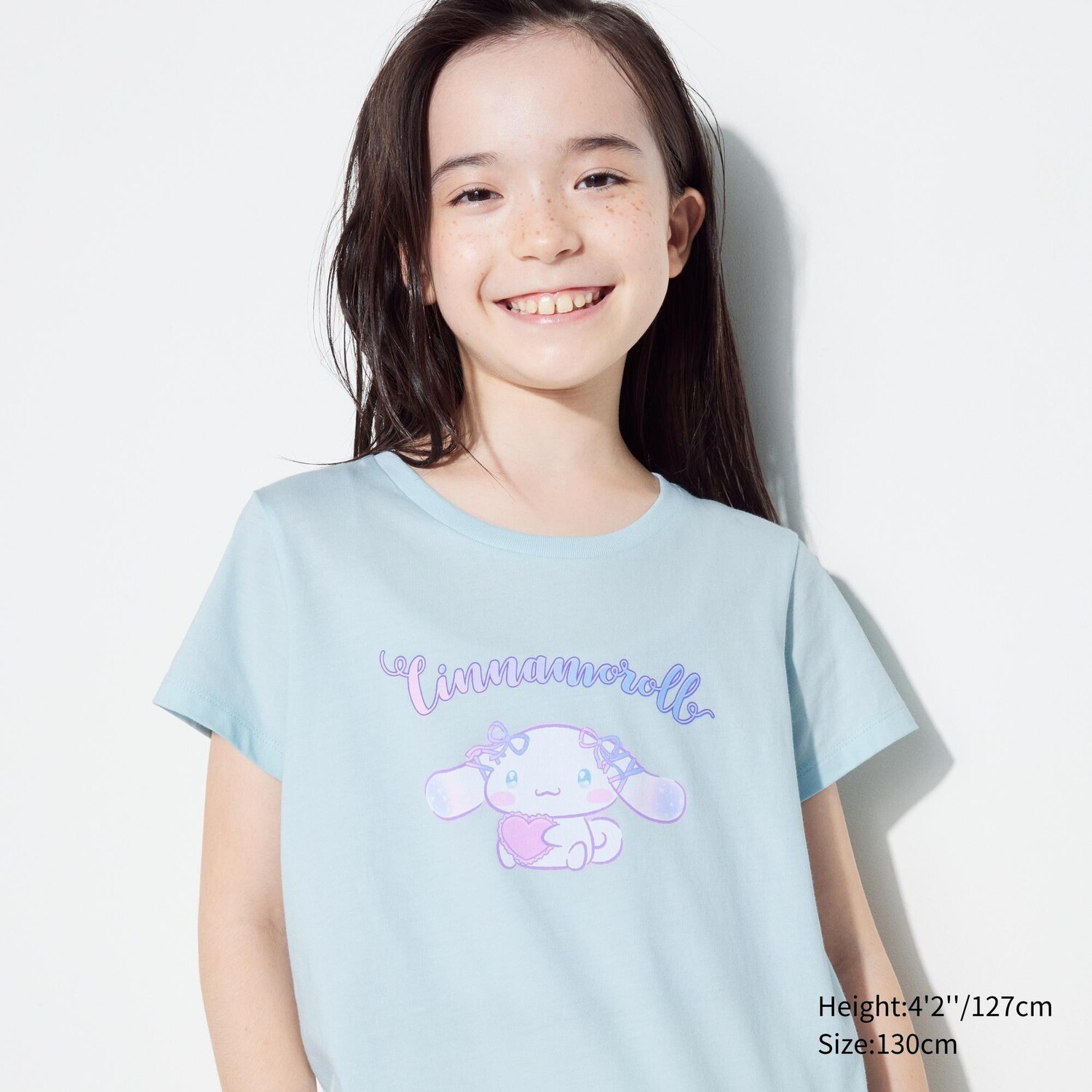 

Футболка UNIQLO Sanrio укороченная с принтом, светло-синий