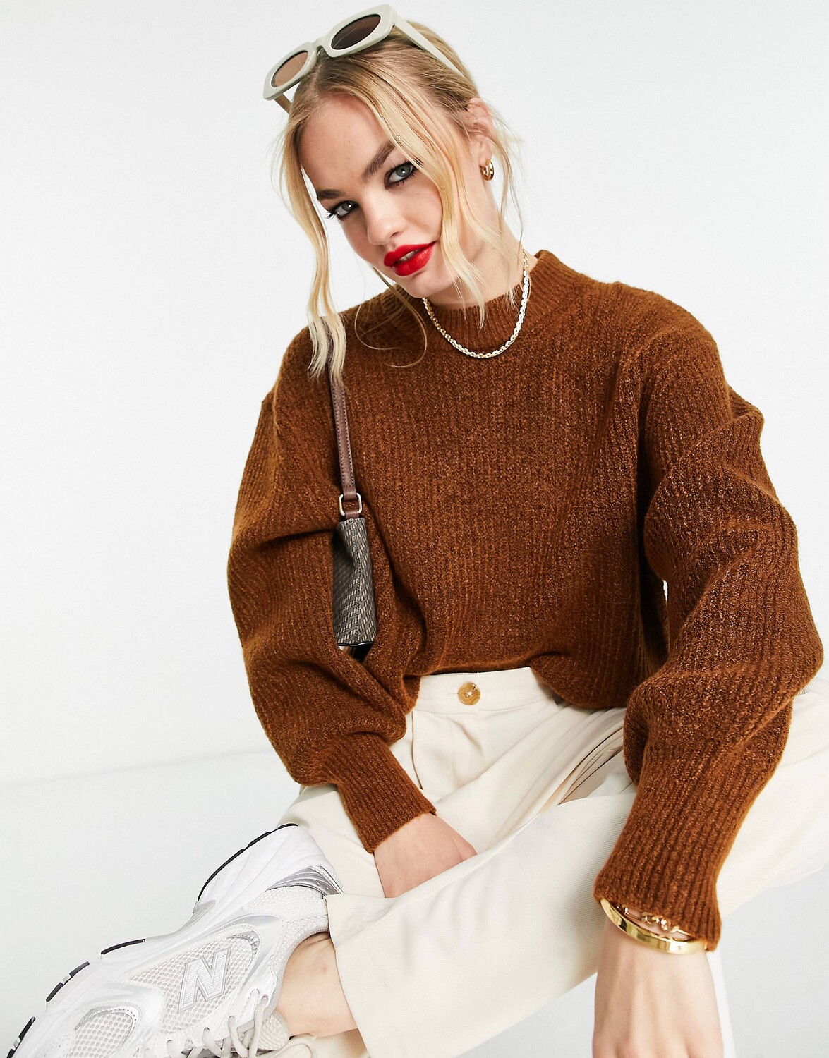 

Пушистый джемпер в рубчик с круглым вырезом ASOS DESIGN