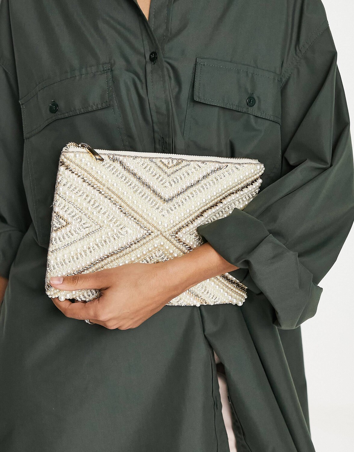 

Бело-золотой клатч с бусинами ASOS DESIGN
