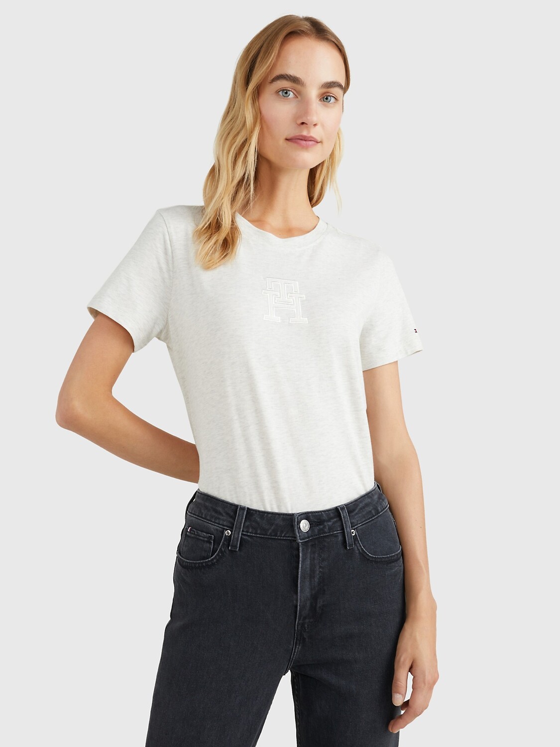

Футболка с монограммой Tommy Hilfiger, овсяное молоко