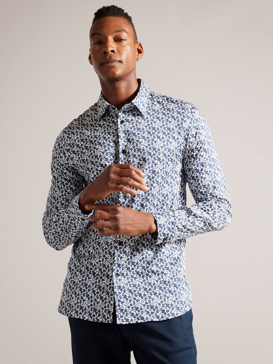 

Рубашка с длинным рукавом и небольшим цветочным принтом Ted Baker, белый/мульти