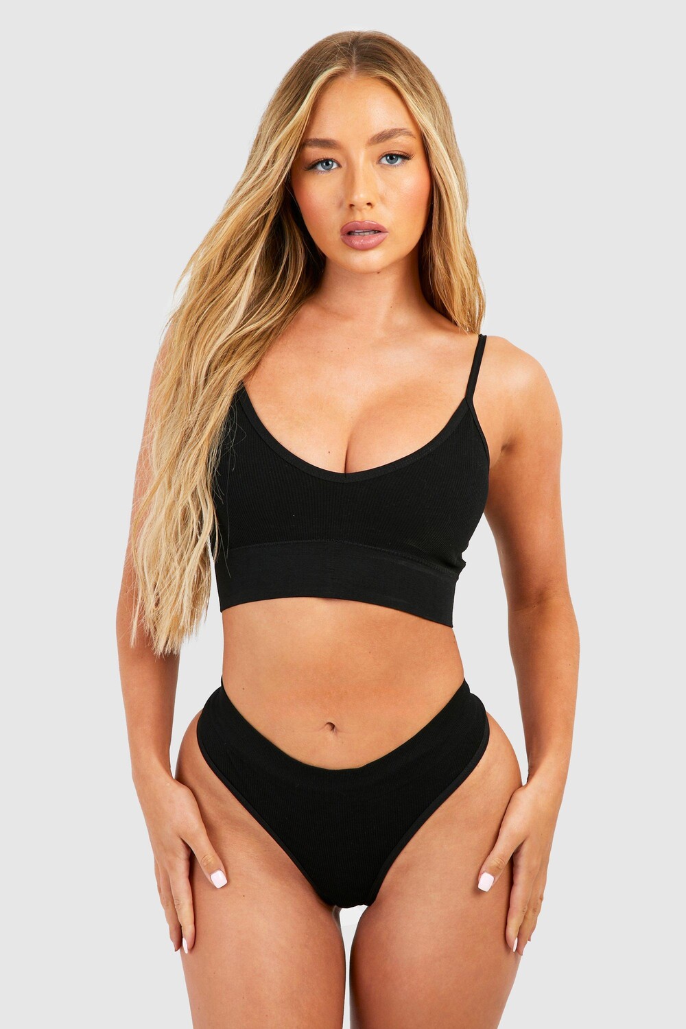 

Комплект из бесшовного треугольного бра и стрингов boohoo, черный