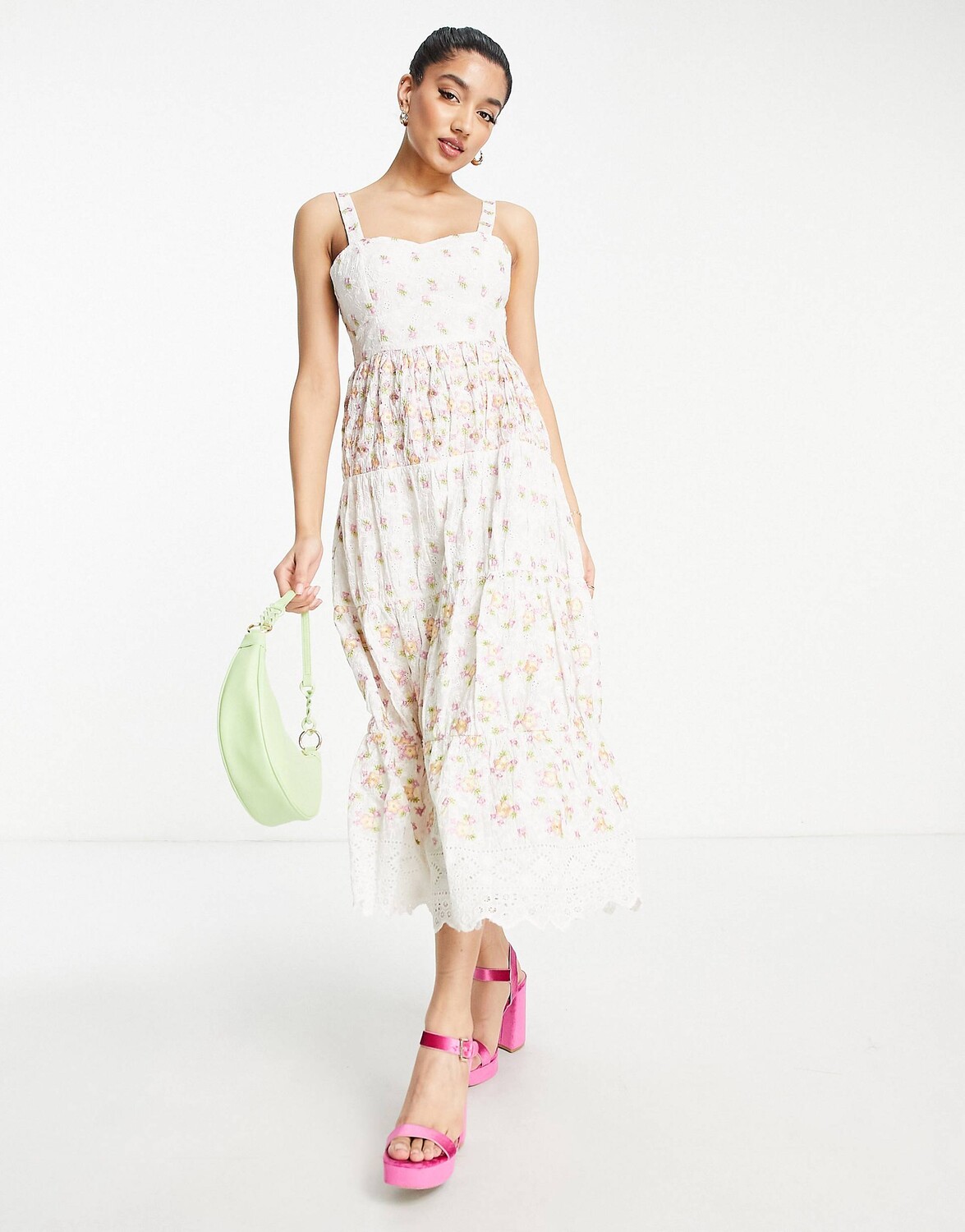 

Ярусное платье мидакси Miss Selfridge Premium цвета слоновой кости с цветочной вышивкой