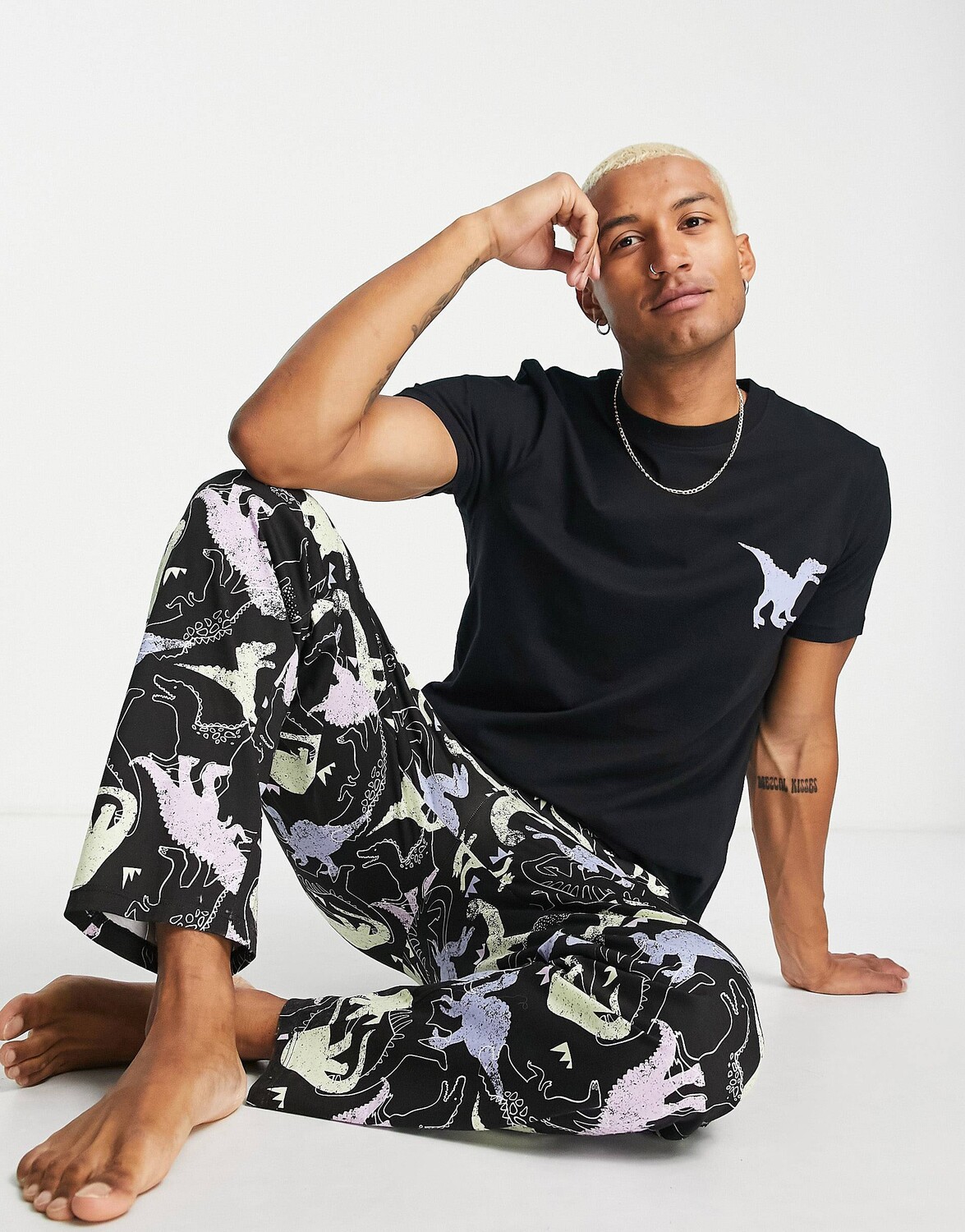 

Пижамный комплект из футболки и брюк ASOS DESIGN lounge с принтом динозавров