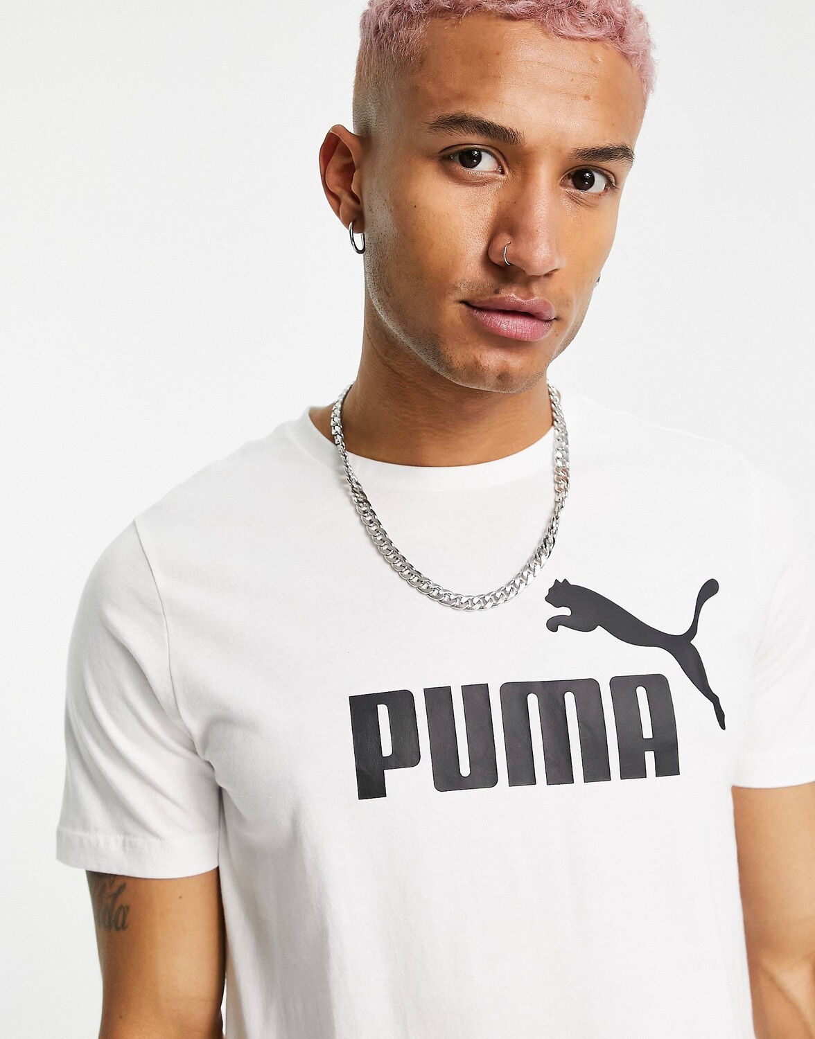 

Белая футболка с короткими рукавами и крупным логотипом Puma Essentials