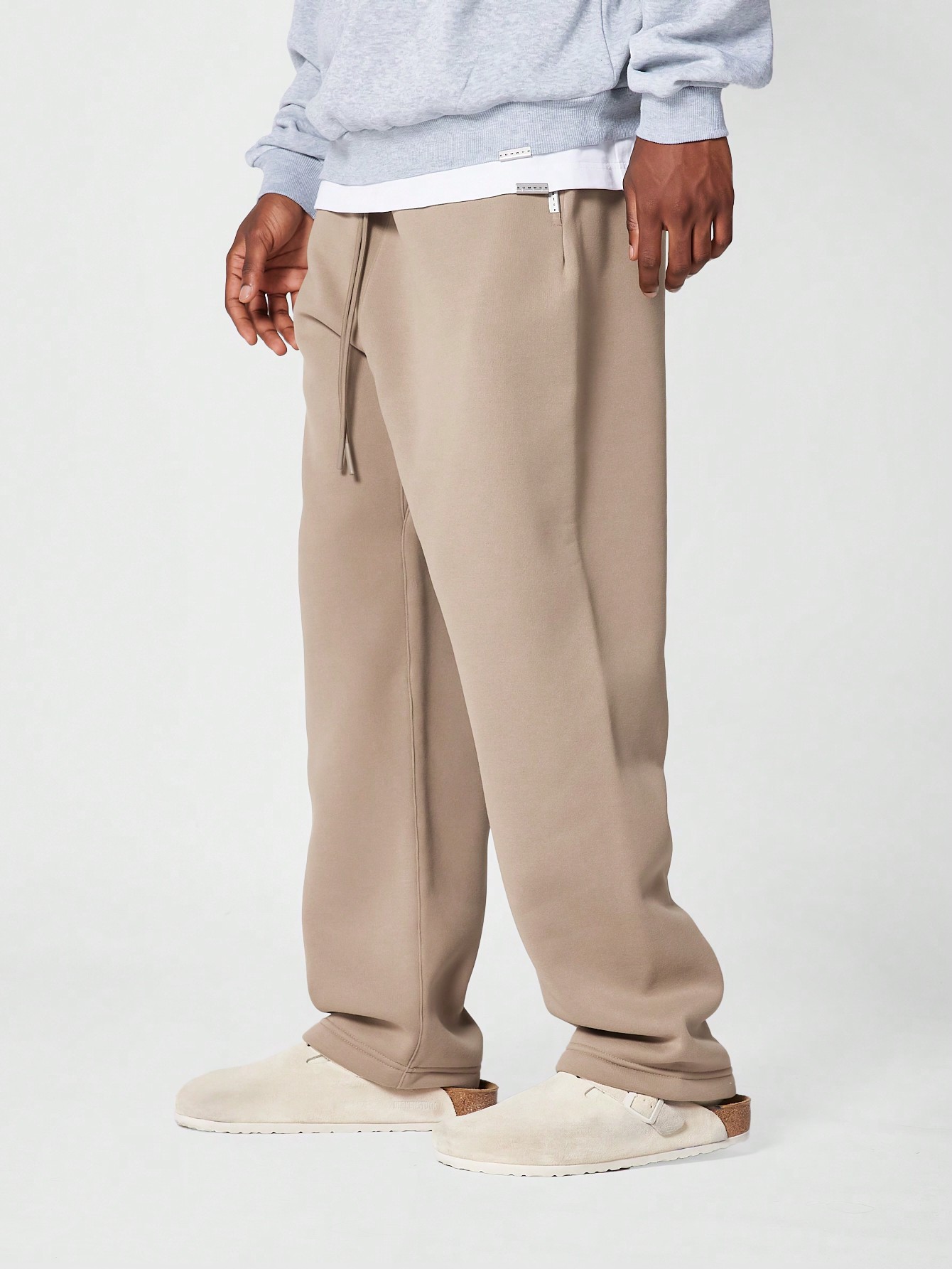 sumwon нейлоновые брюки для костюма мокко браун Джоггеры прямого кроя SUMWON Essential с заниженным шаговым швом, мокко браун