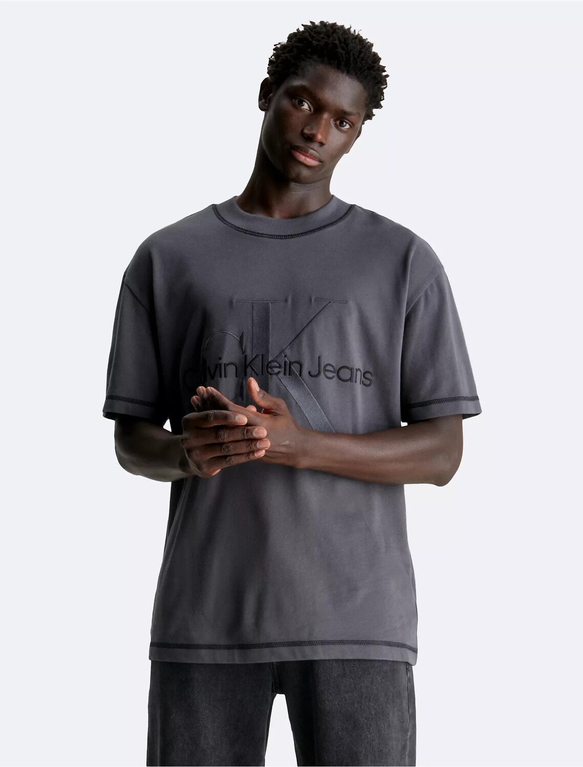 

Футболка Calvin Klein Embossed Monogram Logo Crewneck, темно-серый/черный