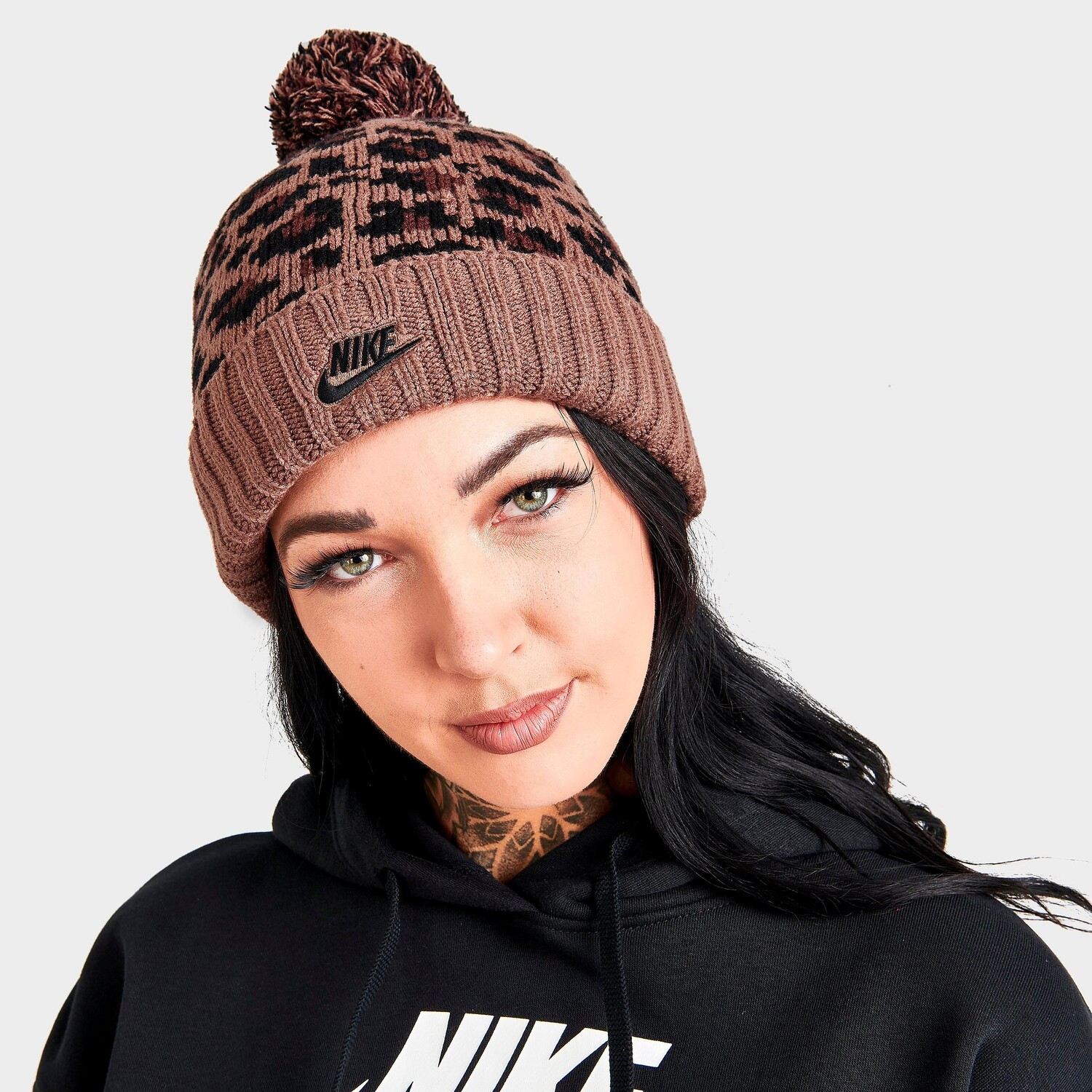 

Женская шапка-бини Nike Sportswear с леопардовым принтом и помпонами, изображения животных