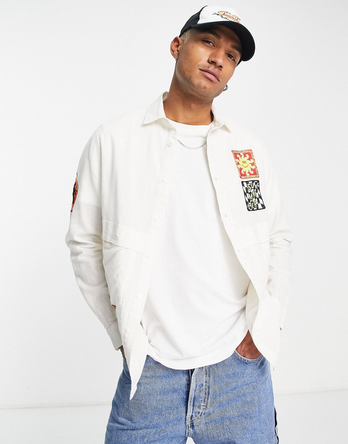 

Верхняя рубашка ASOS DESIGN из смесового льна с фестивальными значками