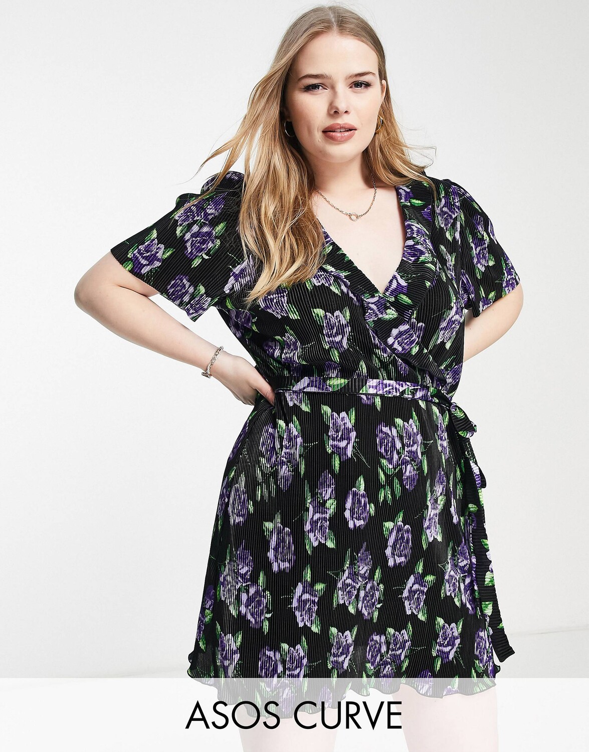 

Черное плиссированное мини-платье с короткими рукавами и рюшами ASOS DESIGN Curve