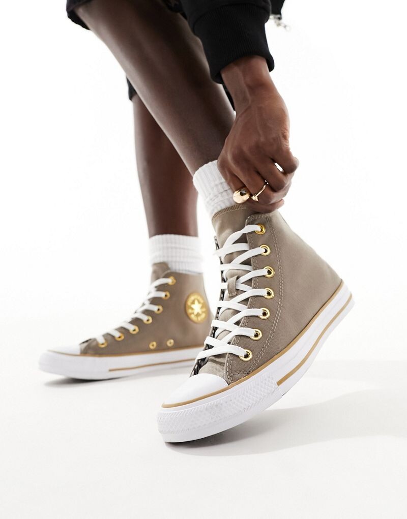 

Коричневые кроссовки Converse Chuck Taylor All Star Hi из твила с золотыми деталями