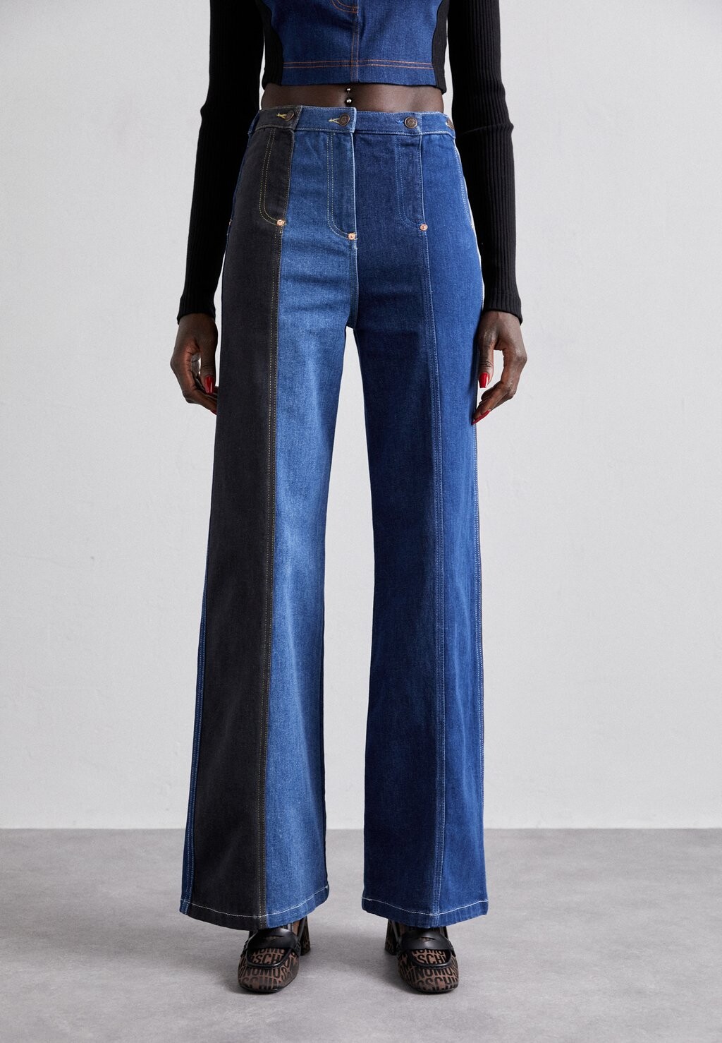 

Джинсы свободного покроя MOSCHINO JEANS, темно-синий