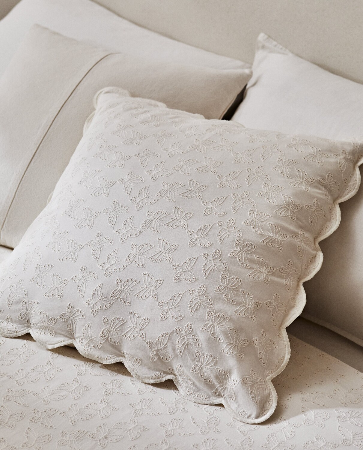 

Чехол на подушку с вышивкой бабочки Zara Home, белый