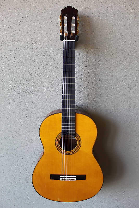Абсолютно новая классическая гитара с нейлоновыми струнами Yamaha GC12S цена и фото