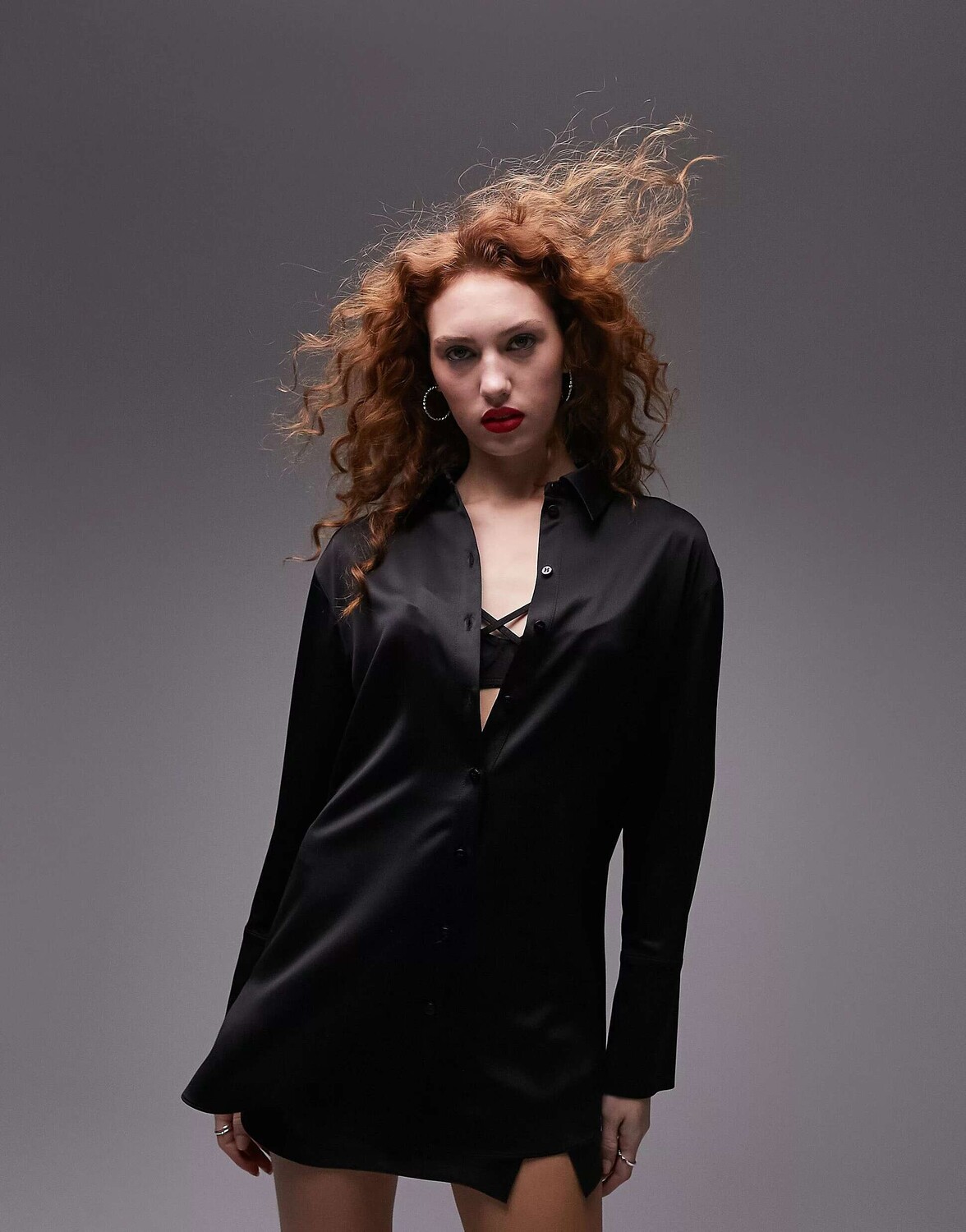 

Черная атласная рубашка оверсайз Topshop