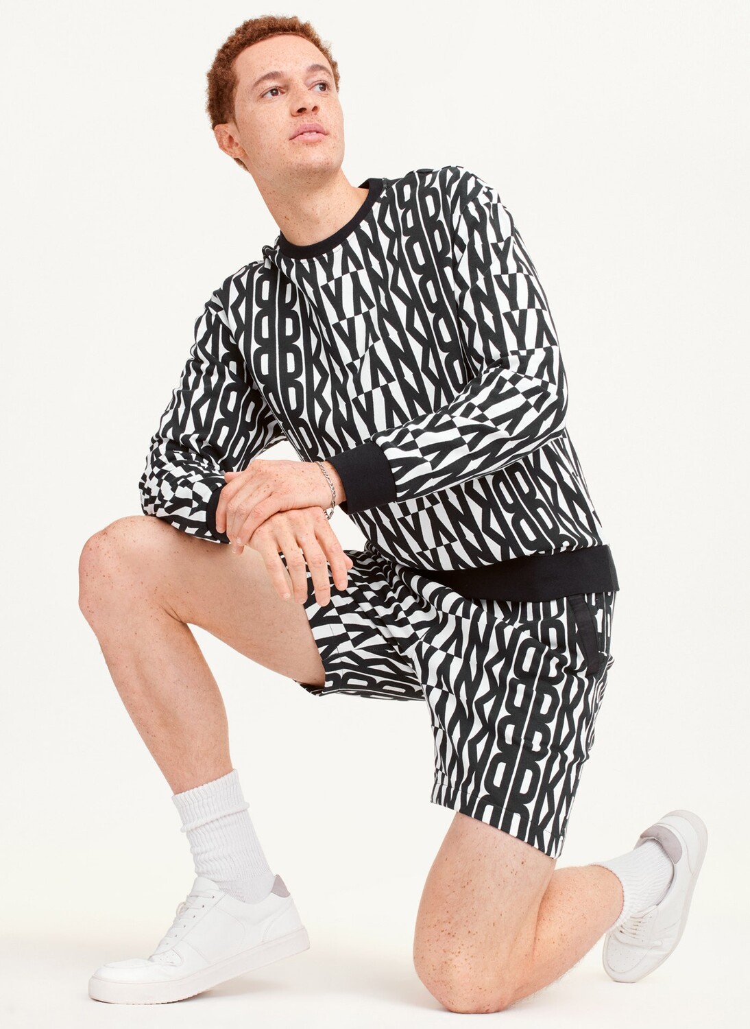 

Шорты и лонгслив с логотипом DKNY