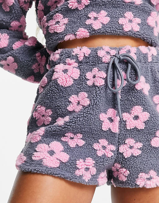 

Серый и розовый комплект из свитшота и шорт ASOS DESIGN Lounge Flower Borg