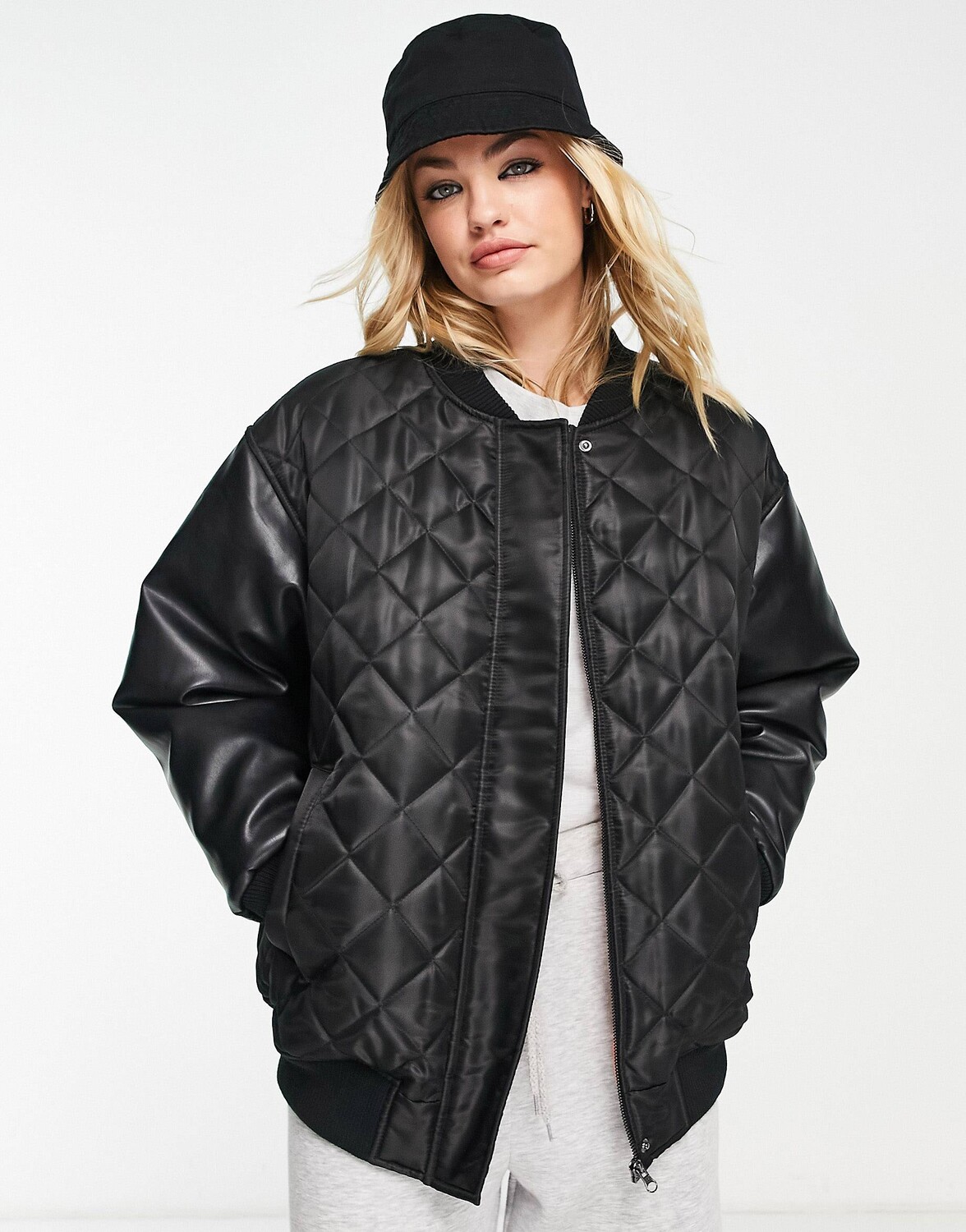

Черный бомбер с рукавами из искусственной кожи ASOS DESIGN