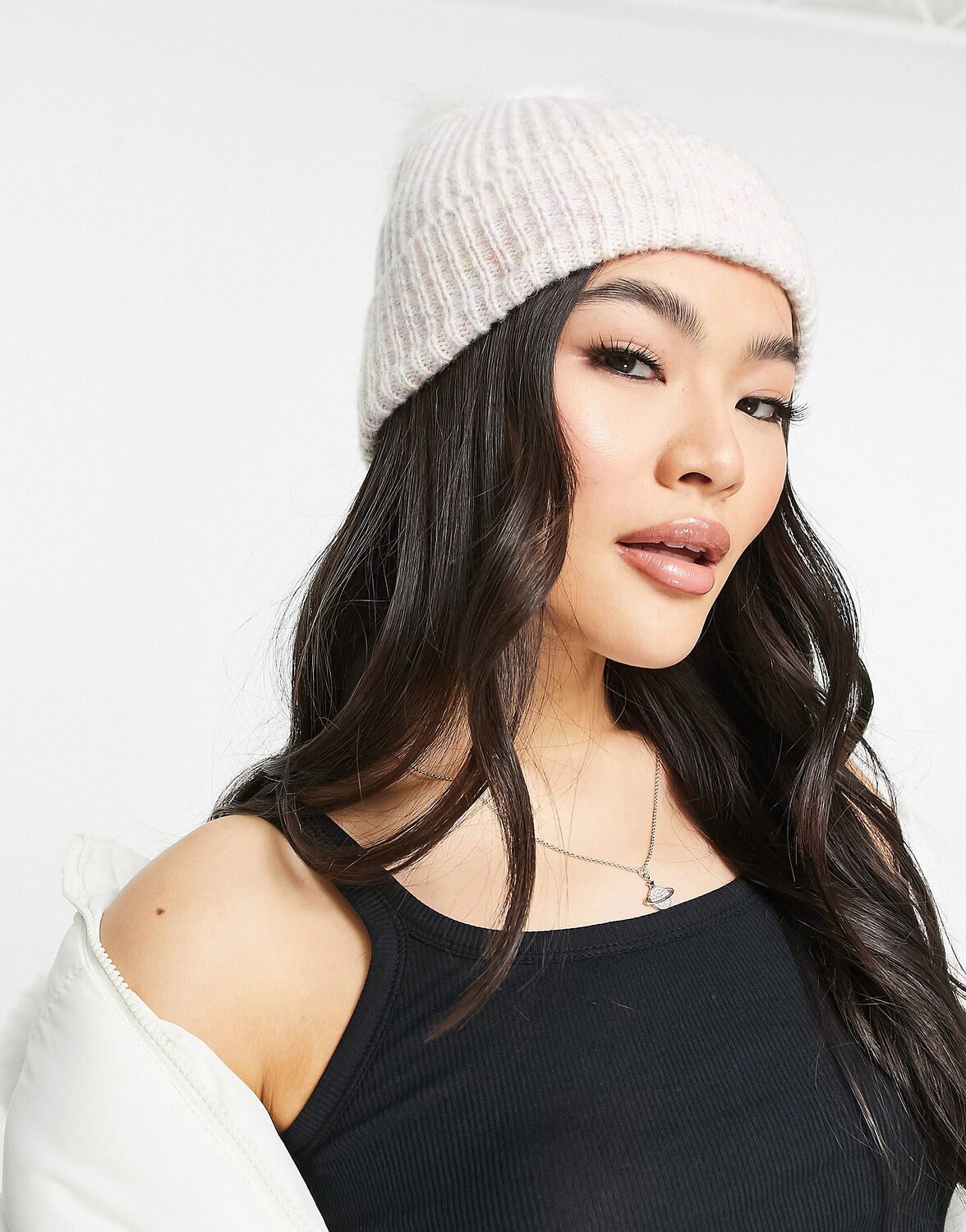 

Вязаная шапка в рубчик с кремовым помпоном из искусственного меха ASOS DESIGN