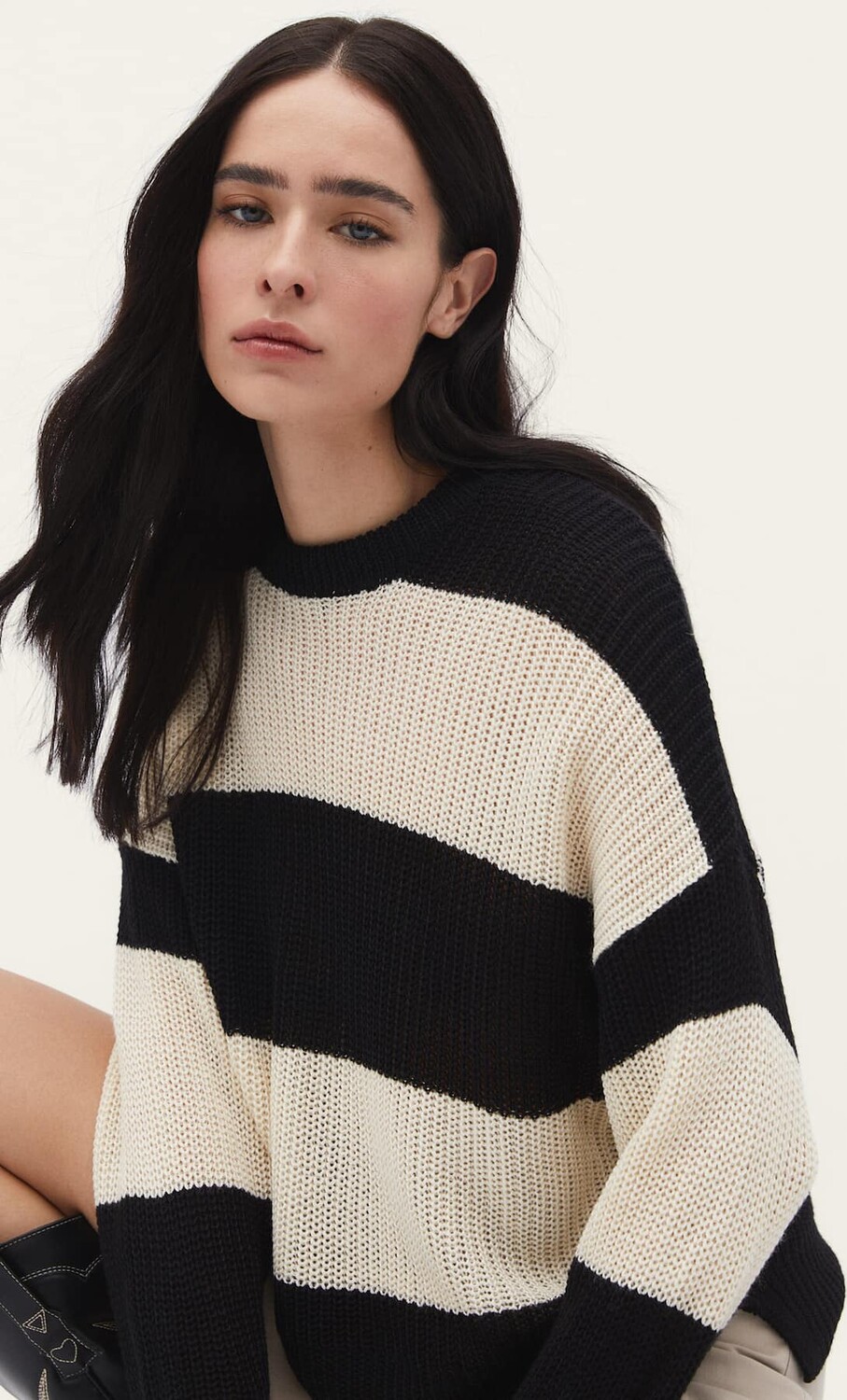 

Базовый свитер в полоску Stradivarius, черный