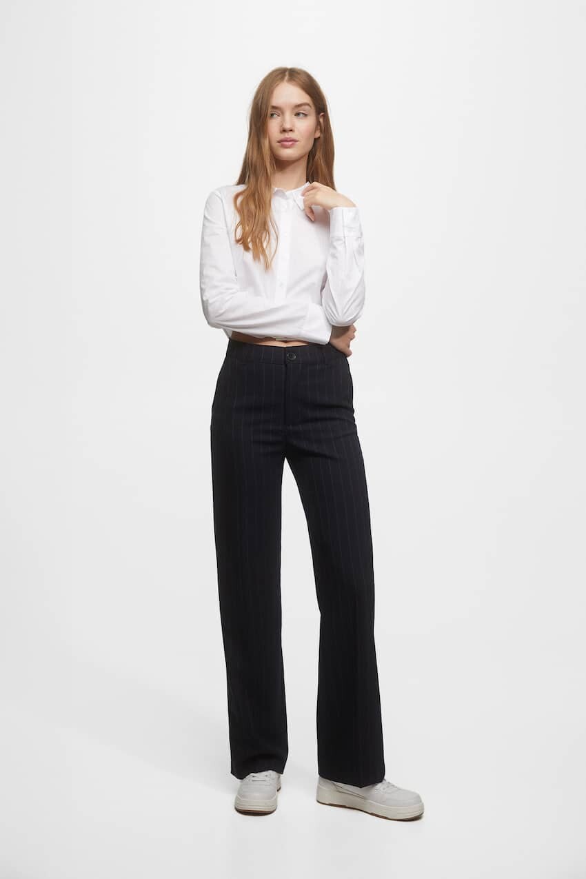 

Элегантные брюки в тонкую полоску с защипами Pull&Bear, синий