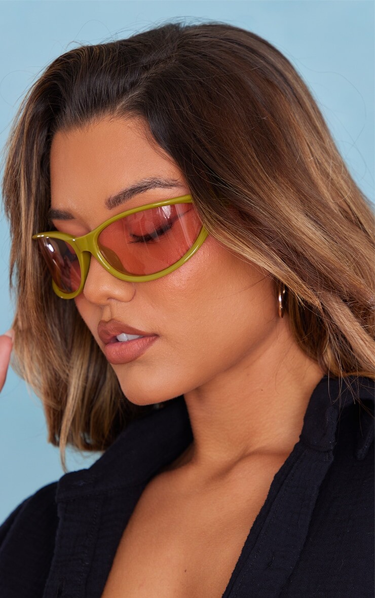 

PrettyLittleThing Оливковые солнцезащитные очки в спортивном стиле с запахом и козырьком