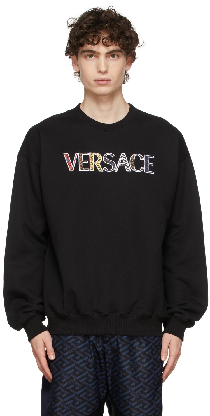 

Черный свитшот с монограммой Versace