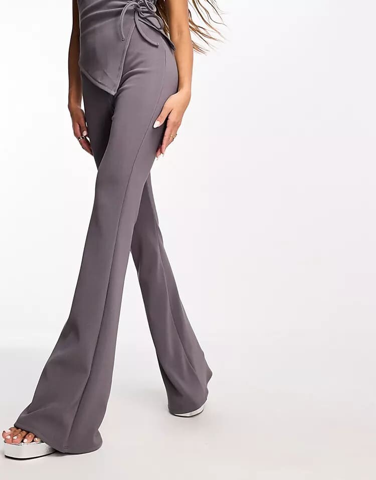 

Расклешенные брюки в рубчик ASOS DESIGN, серый