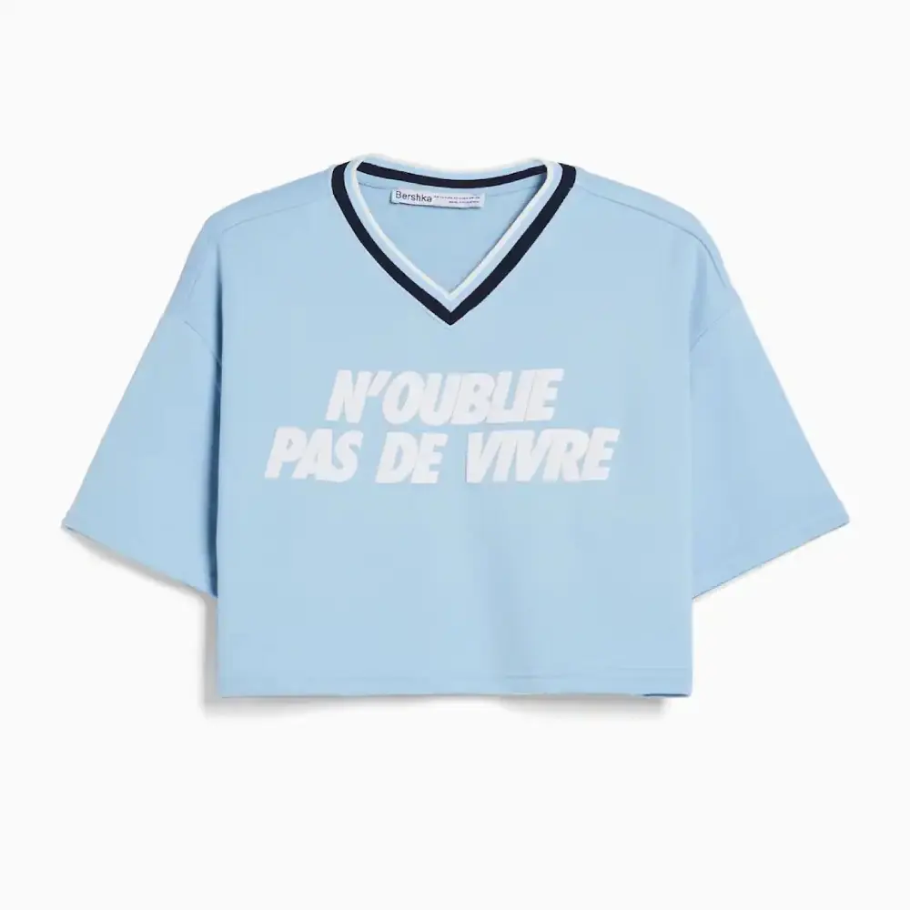

Футболка Bershka V-neck Short Sleeve With Print, голубая