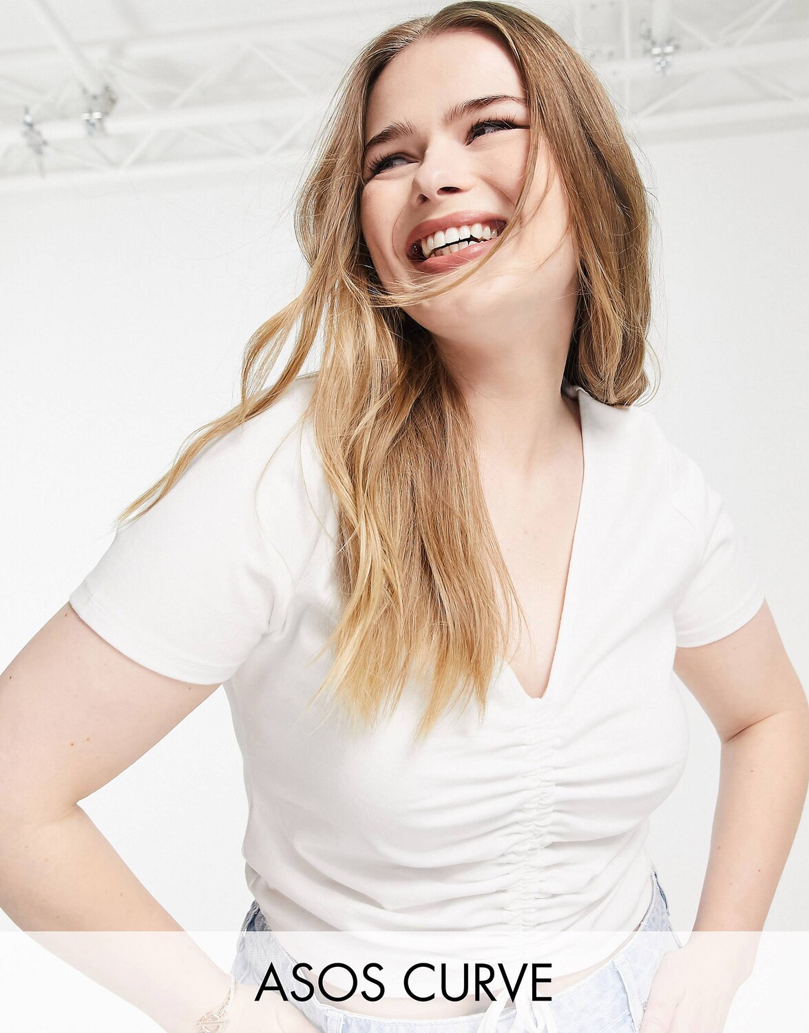 

Белый приталенный топ ASOS DESIGN Curve с рюшами спереди и завязками